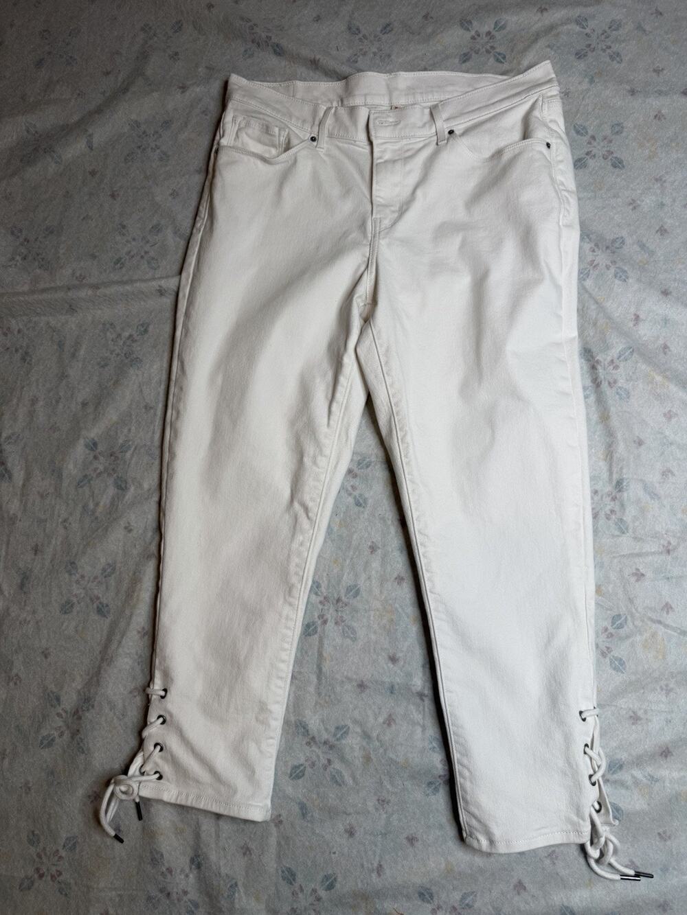 Levi’s Women’s White Denim Size 12/31 Cropped 5” Lace Up At Hem